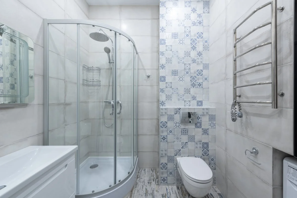 Baño moderno con ducha — reparación calentadores a gas Medellín