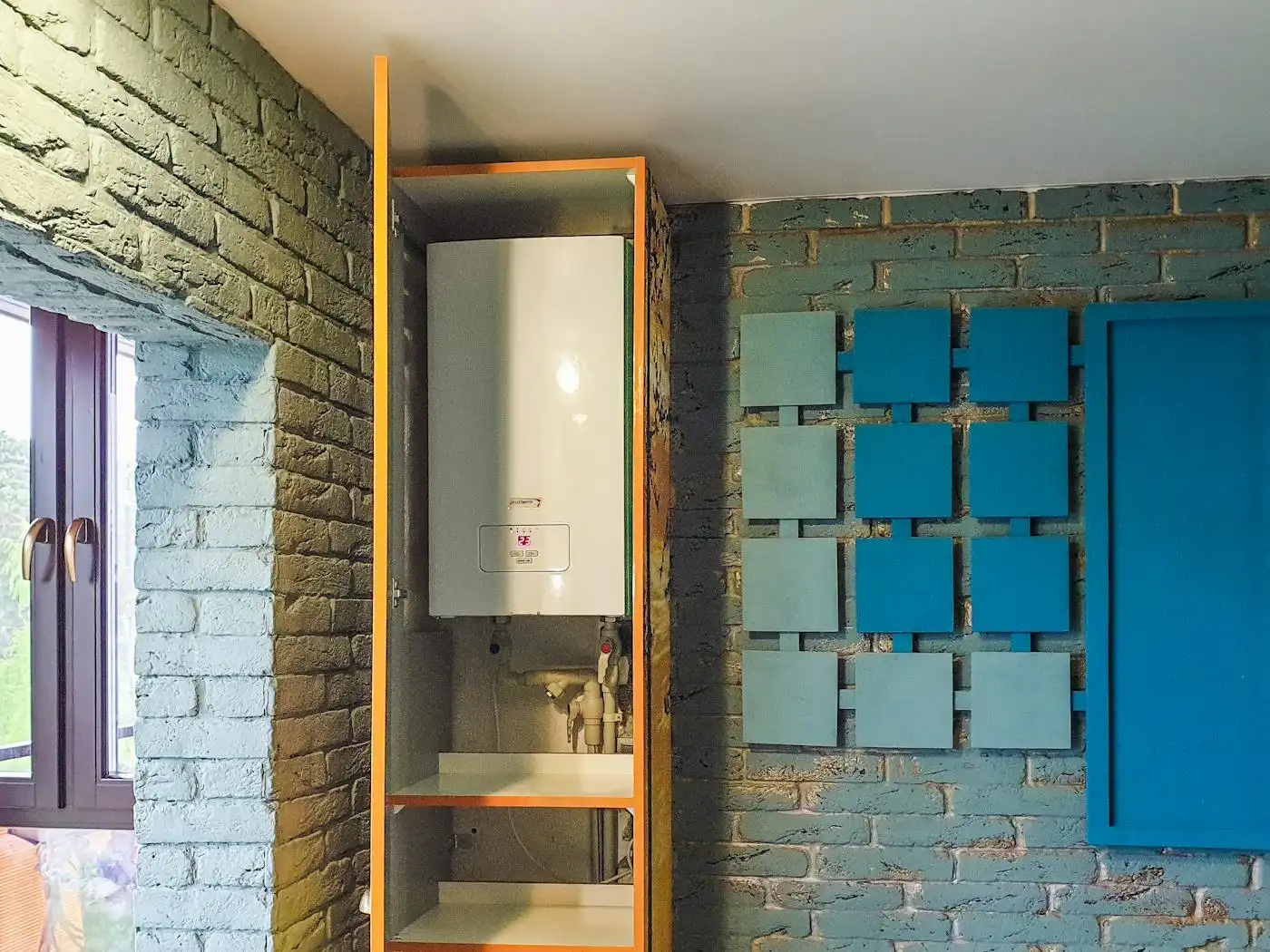 Calentador de agua instalado en baño moderno — reparación calentadores a gas Medellín