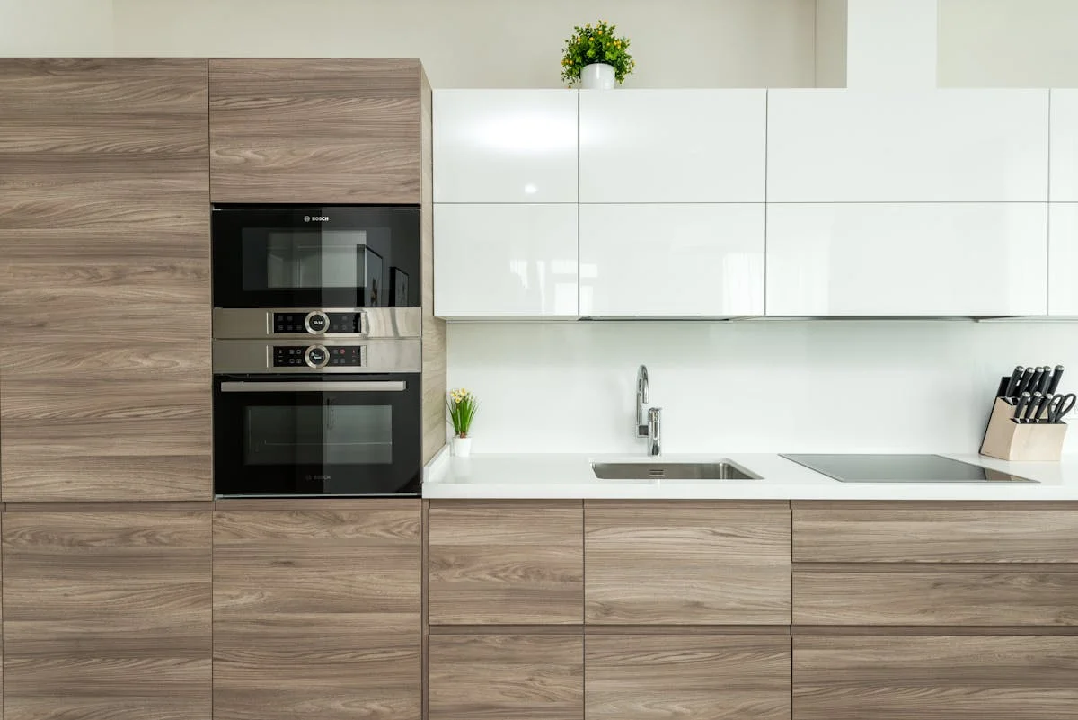 Cocina moderna con campana extractora — instalación y reparación extractores Medellín