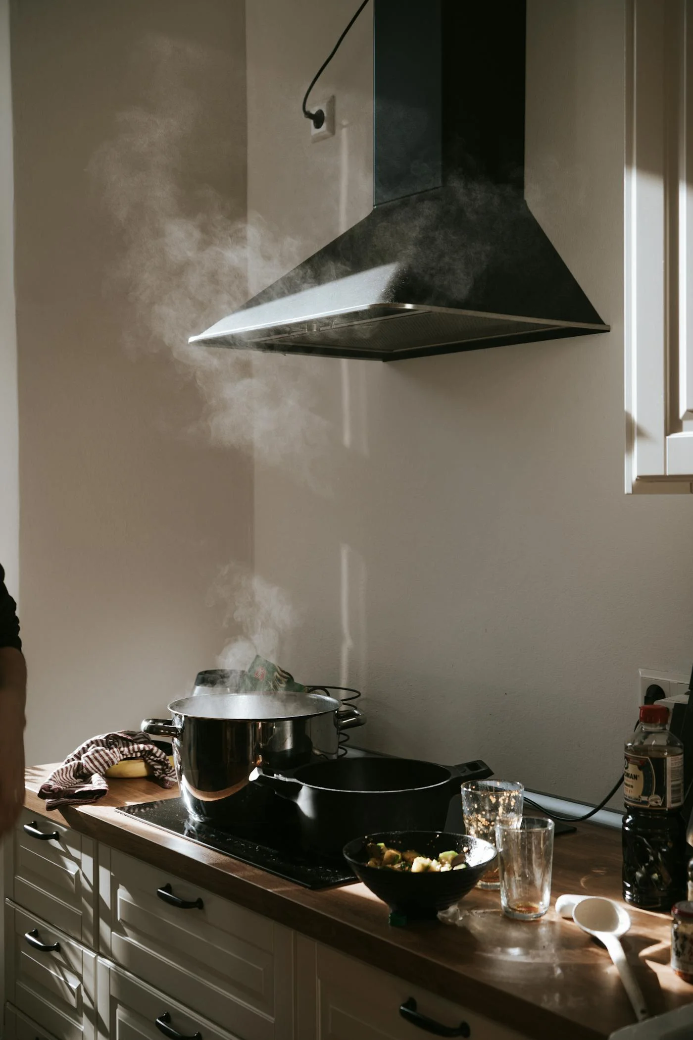 Campana extractora de cocina en acción con vapor — reparación extractores Medellín