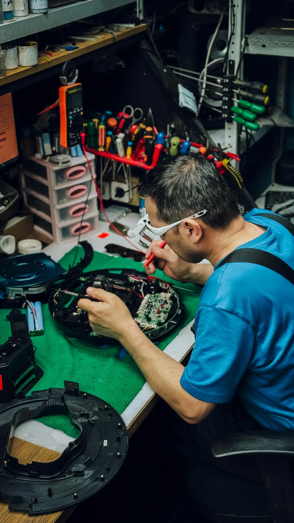 Técnico ReparaYA especializado reparando electrodoméstico a domicilio Medellín