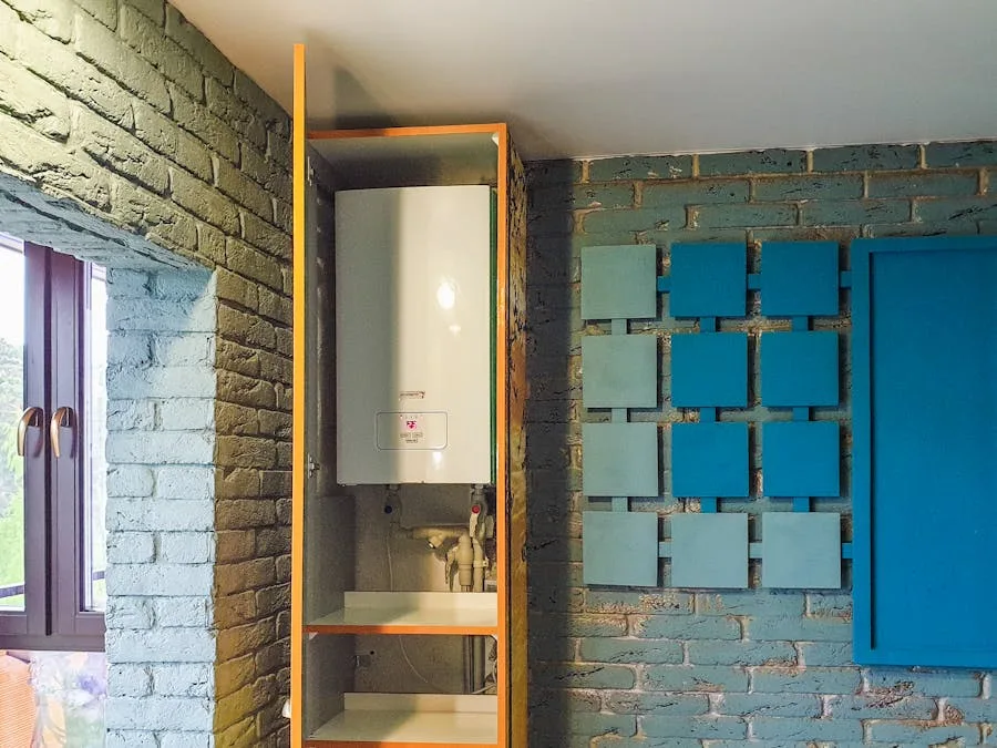 Calentador de agua instalado en baño moderno — reparación y mantenimiento calentadores a gas Medellín