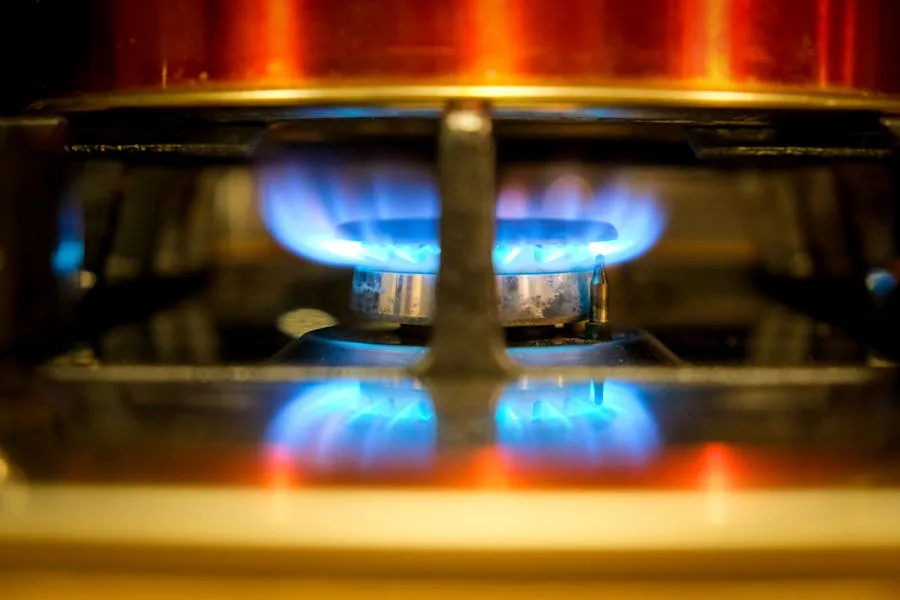 Llama azul de estufa a gas encendida — instalación y reparación estufas a gas Medellín