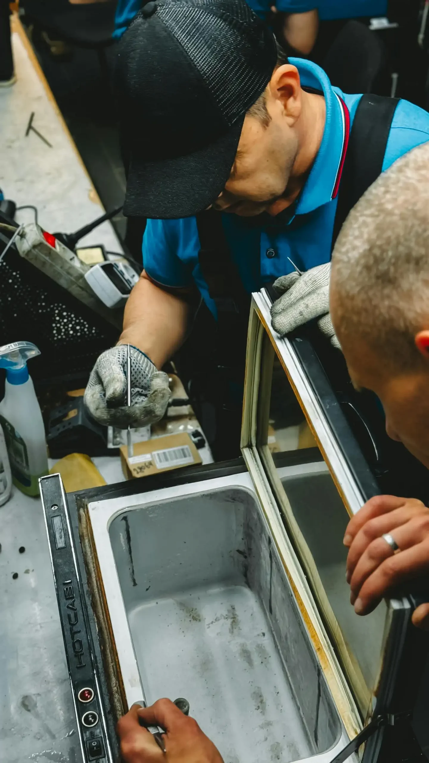 Técnicos ReparaYA especializados reparando nevera a domicilio en Medellín