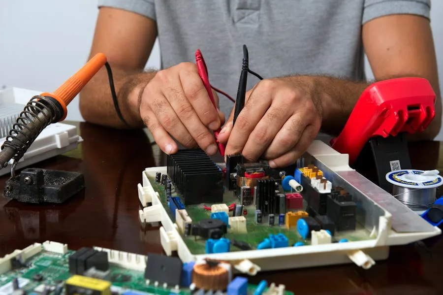 Técnico ReparaYA usando multímetro para diagnóstico preciso de electrodoméstico — servicio certificado Medellín